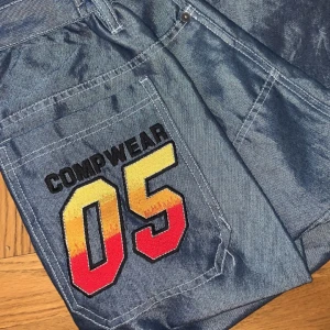 jeans med tryck - coola baggy jeans med tryck på bakfickan,  !STRL 170! så passar dig som e typ 150-160 