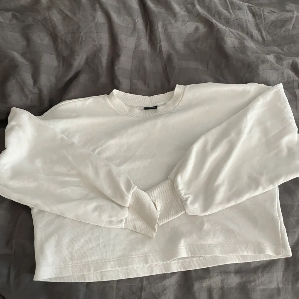 Säljer denna vita tröja från Gina tricot i storlek xs, säljer då den är förliten för mig och den är ganska kort, Inga större märkningar på användning. OBS tryck ej på köp nu knappen💗 hör av er vid intresse!. Tröjor & Koftor.