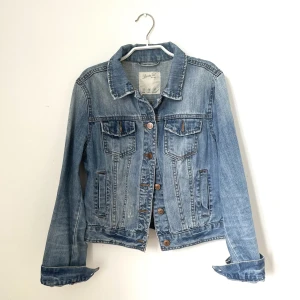 Jeansjacka från Dorine Co - Jeansjacka från märket Dorine Co - se bild. Storlek 40 men ser liten ut.  Vintage look! 