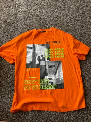 Tröjor med tryck - Två tröjor med olika tryck och färg. Båda storlek S och är oversized. 30 styck 