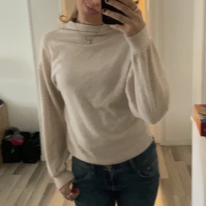 Tröja - Beige, mjukt material. Ingen aning vart den är ifråb