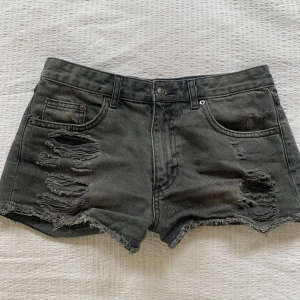 Lågmidjade shorts - Jätte fina jeans shorts med slitningar. Det sitter lågmidjat och är super sköna ✨jag är 165