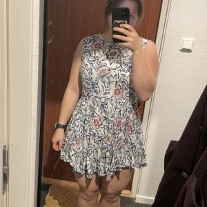 Klänning från h&m - Jättefin klänning med klockad kjol från h&m. Använd enstaka gånger, nu för liten för mig. Storlek 38. 