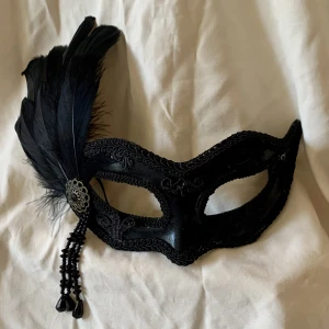 Mask  - Så fin mask med fjädrar och pärlor. Endast använd som dekoration så i nyskick. Det finns ett gummiband på baksidan. Kom gärna med prisförslag 🖤