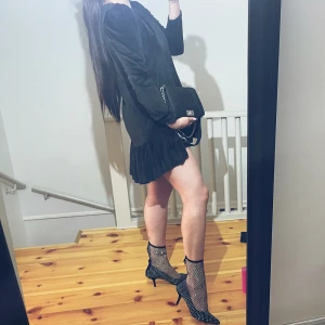 Klänning  - Liten kort svart klänning, i perfekt skick🖤från polska designer xana  Storlek 38/M