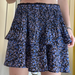 Volangkjol från Only  - Jättefin och härlig kjol från Only. Nästan helt oanvänd. Fraktkostnad kan tillkomma. 