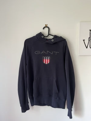 Gant hoodie - Gant hoodie i marinblå i andvänt skick. Storlek M. Pris går att diskuteras. 