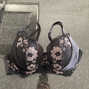 Bh - Säljer denna fina bh:n från Hunkemöllers Noir collection då jag inte gillar den så mycke🖤Det är några få noppror i spetsen men inget som inte går att ta bort💗Nypris va ca 500kr🖤