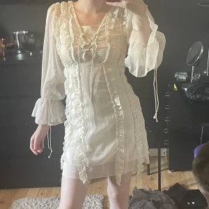 Fairyklänning✨ - Supersöt klänning i mesh💐följer med en beige underklänning oxå. Lite trasig fram under snörningen, se bild 3. Dock inget som syns om man trycker in flärpen💕hör av dig för mer bilder eller info✨