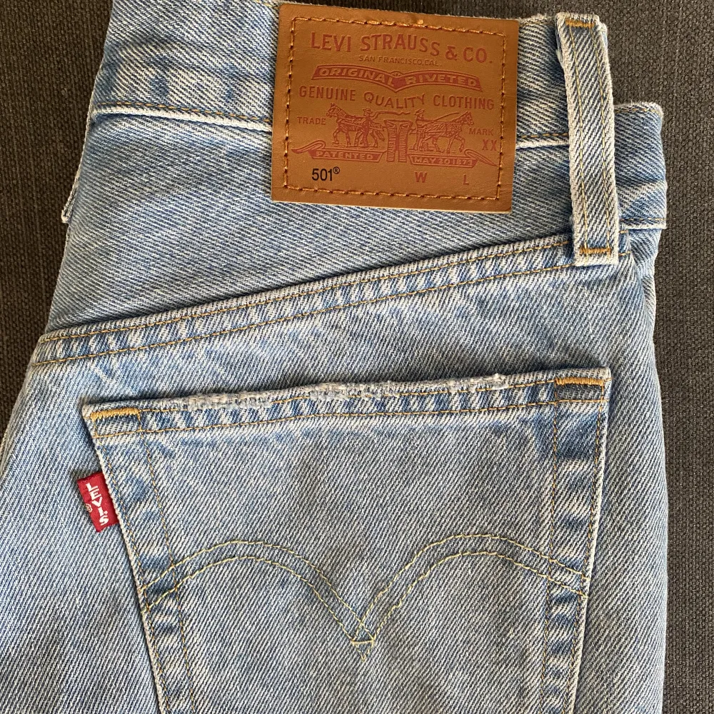 Säljer dessa jeans shorts från Levi’s. Bra sick men säljer då de är för små för mig! Står ingen storlek men skulle gissa på S. Shorts.