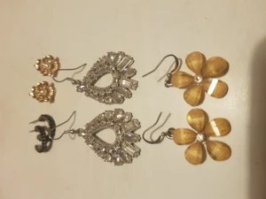 Örhängen  - Sparsamt använda örhängen. Från H&M o Glitter mm.