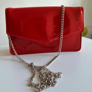 Röd väska - Röd glansig väska från Zalando