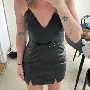 Skinnklänning - Helt oanvänd skinnklänning från bershka. Prislapp kvar. 