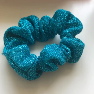 3-pack scrinchies - Säljer dem här scrinchiesarna för att jag har så många. Inga täcken på slitage. För tydlighetens skull säljer jag alla tre för 50 kr! 😁✨