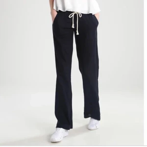 Roxy linnebyxor - Säljer nu mina mörkblåa roxy byxor! De är i storlek S och äkta. Perfekt skick, nya! Skriv för fler bilder eller vid frågor!💗Budgivning om flera är intresserade.