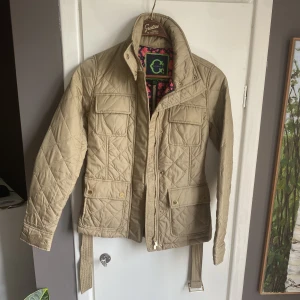 Jättefin ridjacka från C World  - Säljer billigt för vill bli av med saker inför sommaren, Den är rutigt syd! I beiget tyg med blommig insida! Perfekt till sommaren Står storlek xxs men jag har kunnat ha den när jag va xs/s