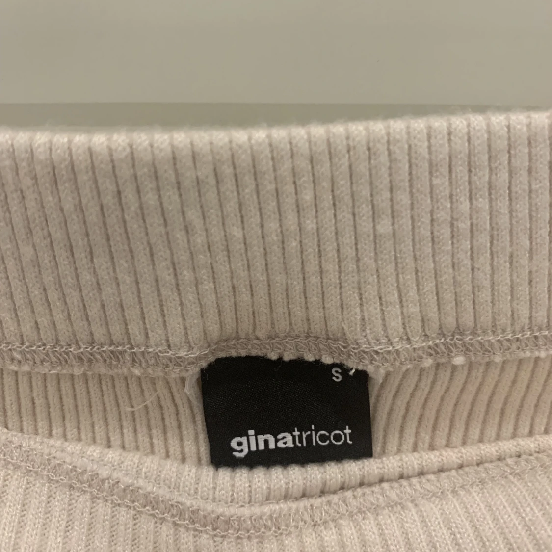 Beige ribbstickad maxikjol från Gina Tricot  - 91