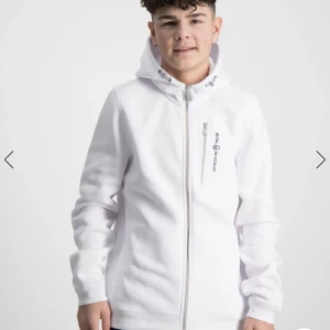 Sail racing  - Säljer min Sail racing kofta för jag inte använder den. Använd fåtal gånger. Inga skador som ny köpte för 1000 säljer för 500. De är 160  men passar xs 