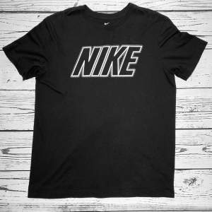 Märke: Nike Typ: T-shirt Färg: Svart Kroppstyp: Unisex Skick: Mycket Bra  Sparande av miljö  11x lägre utsläpp jämfört med ny vara Sparat vatten ca 1850 liter Sparat CO2 ca 2.4 kg