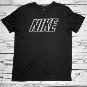 Nike - Märke: Nike Typ: T-shirt Färg: Svart Kroppstyp: Unisex Skick: Mycket Bra  Sparande av miljö  11x lägre utsläpp jämfört med ny vara Sparat vatten ca 1850 liter Sparat CO2 ca 2.4 kg