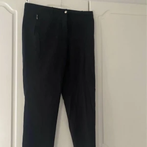 Tunnare kostymbyxor  - Tunnare kostymbyxor perfekta för sommaren säljes. Storlek 38