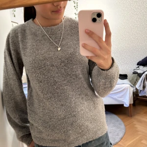 Grå stickad tröja  - En jättemysig och varm stickad tröja ifrån märket object. Har använt den kanske 5 gånger men jag har för många tröjor så därför säljer jag. Hör av er om ni har några frågor 💞