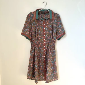 Klänning  - Klänning från märket Natura i fint skick! Supersnygg till sommaren och hösten. Det står ingen storlek i plagget men är troligtvis en XS. 