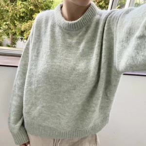 Tröja - Perfekt till sommarkvällar!! ❤️‍🔥🌊☀️  Knappt använd, jättebra skick. Materialet kan kännas lite stickigt, inget man tänker på. (Köpt för ca 400)