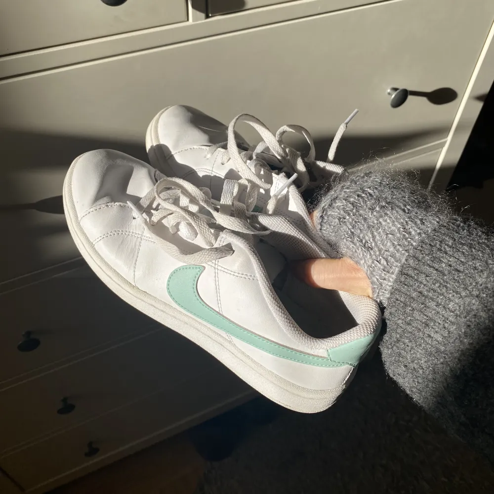 Nike sneakers i strl 38 men tycker dom är lite små så passar nog bättre på 37🫶🏼. Skor.