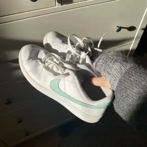 Nike sneakers i strl 38 men tycker dom är lite små så passar nog bättre på 37🫶🏼