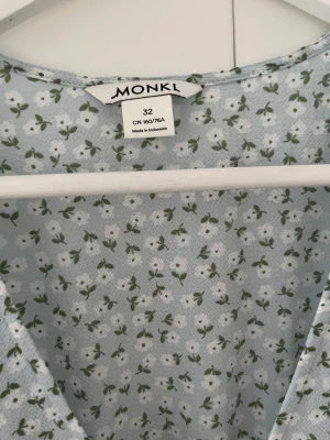 Klänning - Säljer min somriga och blommiga klänning från Monki som bara är använd 1 gång. Säljer den eftersom den är superstor i storleken.