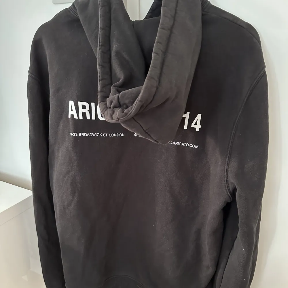 Säljer nu min snygga Axel Arigato hoodie då den inte används längre. Det är i bra skick. Nypris 2050. Skriv vid frågor och funderingar! /Ludwig. Hoodies.