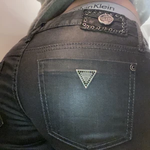 Low bootcut - Säljer dessa svarta utsvängda guess premium jeansen. Jag är 162 cm lång och jeansen passar lite längre också. Dem är i storlek 36 men passar en storlek mindre också 😊💞 priset kan diskuteras! 