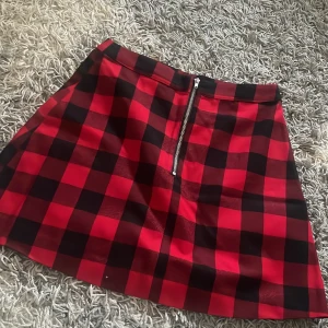 Kjol - Jättefin kjol i bra material, använd en gång då de är lite för tagit för mig🥰 Längd 40 