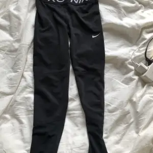 Nike pro tränings byxor. Säljer pågrund av dem är för korta för mig.