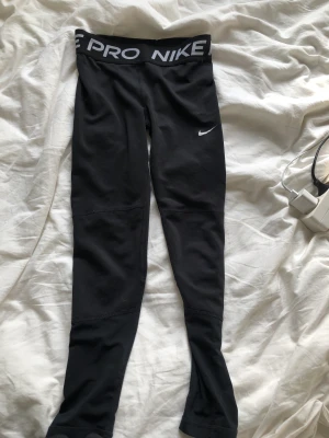 Nike PRO tränings byxor - Nike pro tränings byxor. Säljer pågrund av dem är för korta för mig.