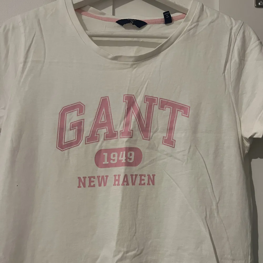 Nyskick gant T-shirt, använd en gång. Storlek M, finns i Göteborg.. T-shirts.