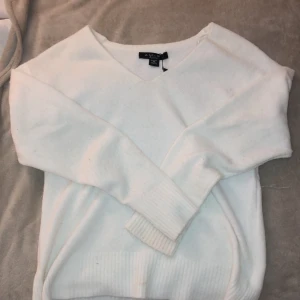 Stickade tröja  - Stickad v ringad tröja 