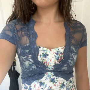 Spets bolero! - Snygg bolero i spets som man både kan stänga med en knapp eller ha öppen!!