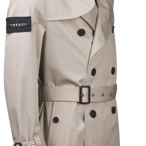 Trenchcoat  - Trench Coat från Trench London. Designad för att ge enkel närvaro och struktur under de varmare årstiderna. The King är en viktig, tidlös pjäs i Trench London-portföljen. Använd 1 gång. Felfri