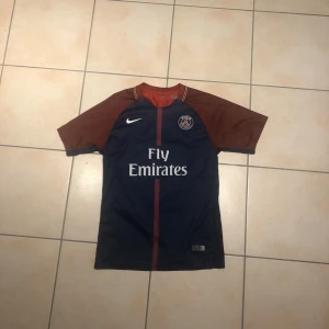 Neymar Psg tröja - Psg tröja säsongen 2017/2018. Neymar JR på ryggen. Passar XS/S. Köp sker via ”köp nu funktionen”. :) 