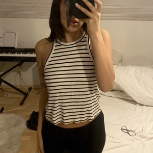 Randig topp - Fin randig topp i skönt material från Lindex. Jättebra skick!💓  Säljer då den inte kommer till användning