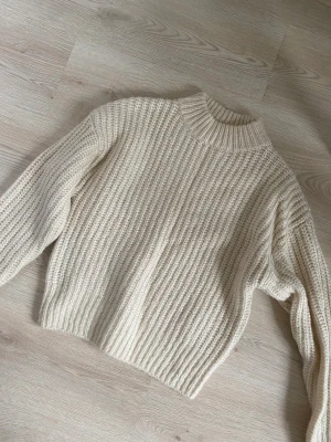 Stickad tröja h&m S - Naturvit/beige stickad tröja från h&m. Storlek S men mer som XS. Använd endast en gång!