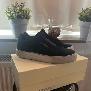 Axel arigato skor  - Säljer skorna med mögel billigt, går att fixa bort mögel med ättika och sånt i skorna annars bra skick. Nypris 2300