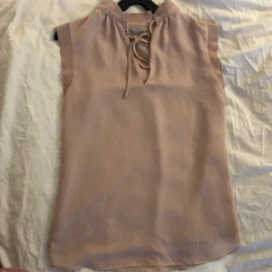 Blus - Säljer en super fin blus ifrån hm💕den är i en gammal rosa färg och är i bra skick 