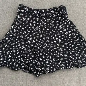 Jättefin blommig kjol från zara med inbyggda shorts under. 