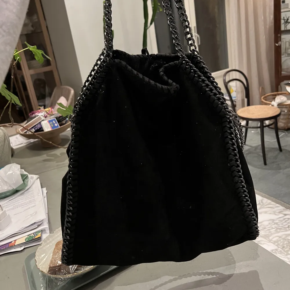 SÅ FIN svart glittrig Stella Macartny väska, modellen falabella, ser nästan  exakt ut som en äkta 💘 går och ha på flera sätt som på bilderna BUDA ENDAST OM NI KAN BETALA . Väskor.