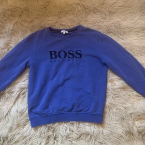 Hugo Boss - Hej! Säljer denna Hugo Boss tröja😁Den är inte använd så mycket och är i bra skick. Hör av er vid intresse😊