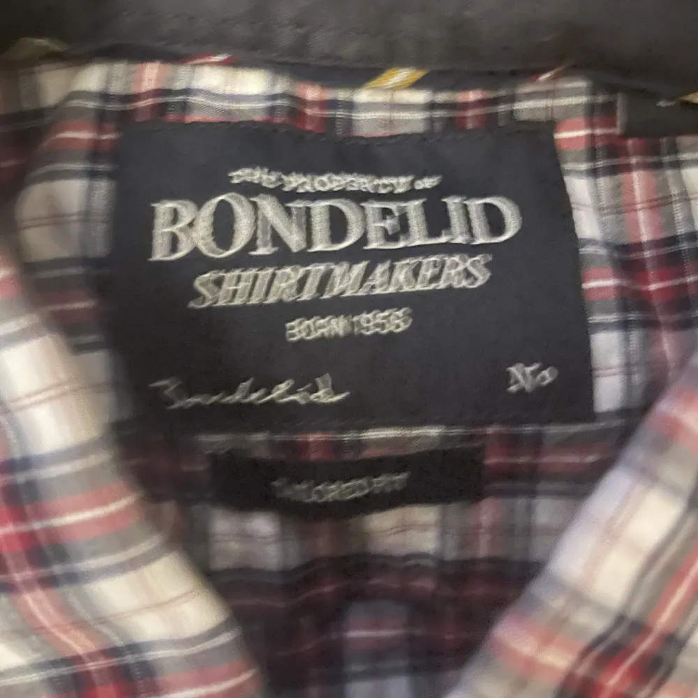 Bondelid skjorta tailored fit skulle nog säga storlek S.. Skjortor.