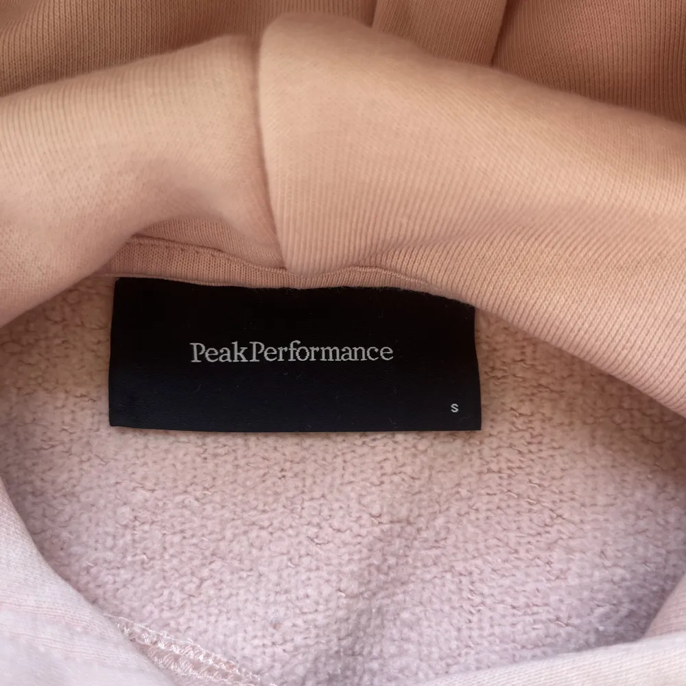 Säljer min fina peak performance hoodie i färgen ljusrosa. Är tyvärr för liten på mig. Den har inga defekter💕. Hoodies.